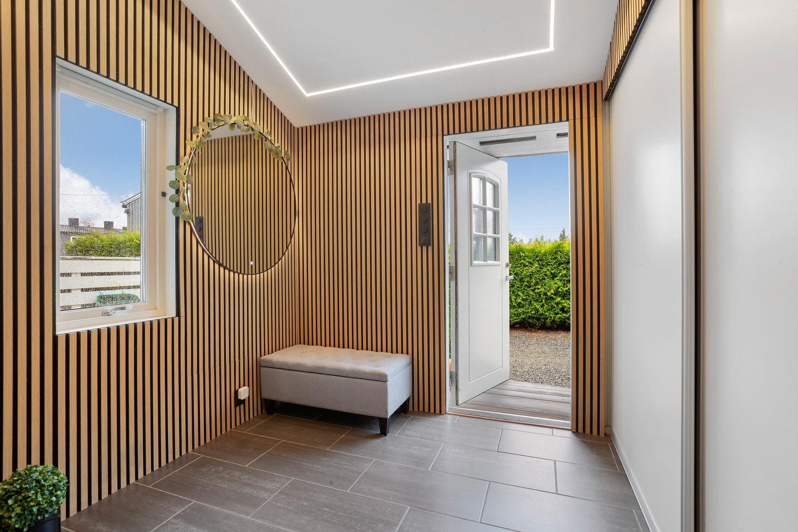 Integrert skyvedørsgarderobe gir praktisk oppbevaring for yttertøy og sko Galleribilde