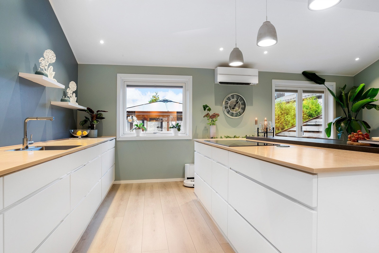 Kjøkkeninnredning er fra Kvik med slette fronter fra 2017, laminat benkeplate og underlimt oppvaskkum Galleribilde