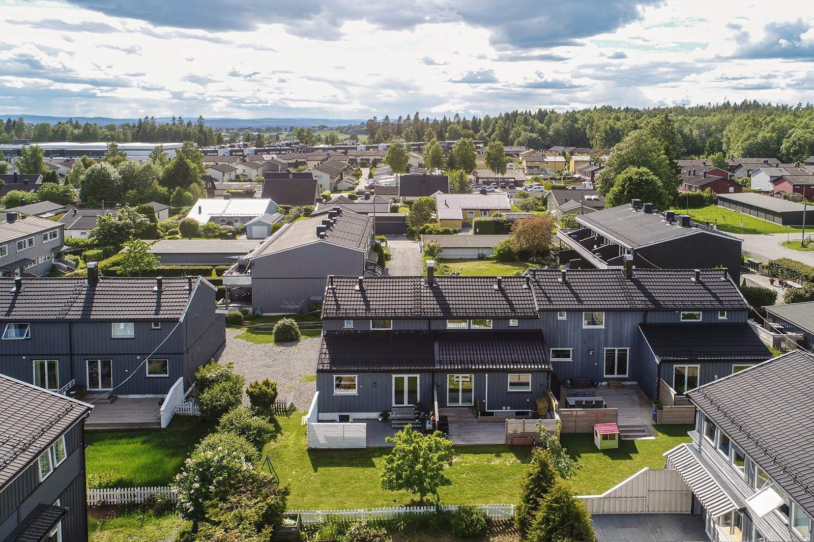 Midt i sentrum ligger Ski stasjon, med hyppige togavganger mot Oslo. Toget bruker kun ca. 12 minutter til Oslo S, noe som gjør Ski til et svært attraktivt sted for pendlere Galleribilde