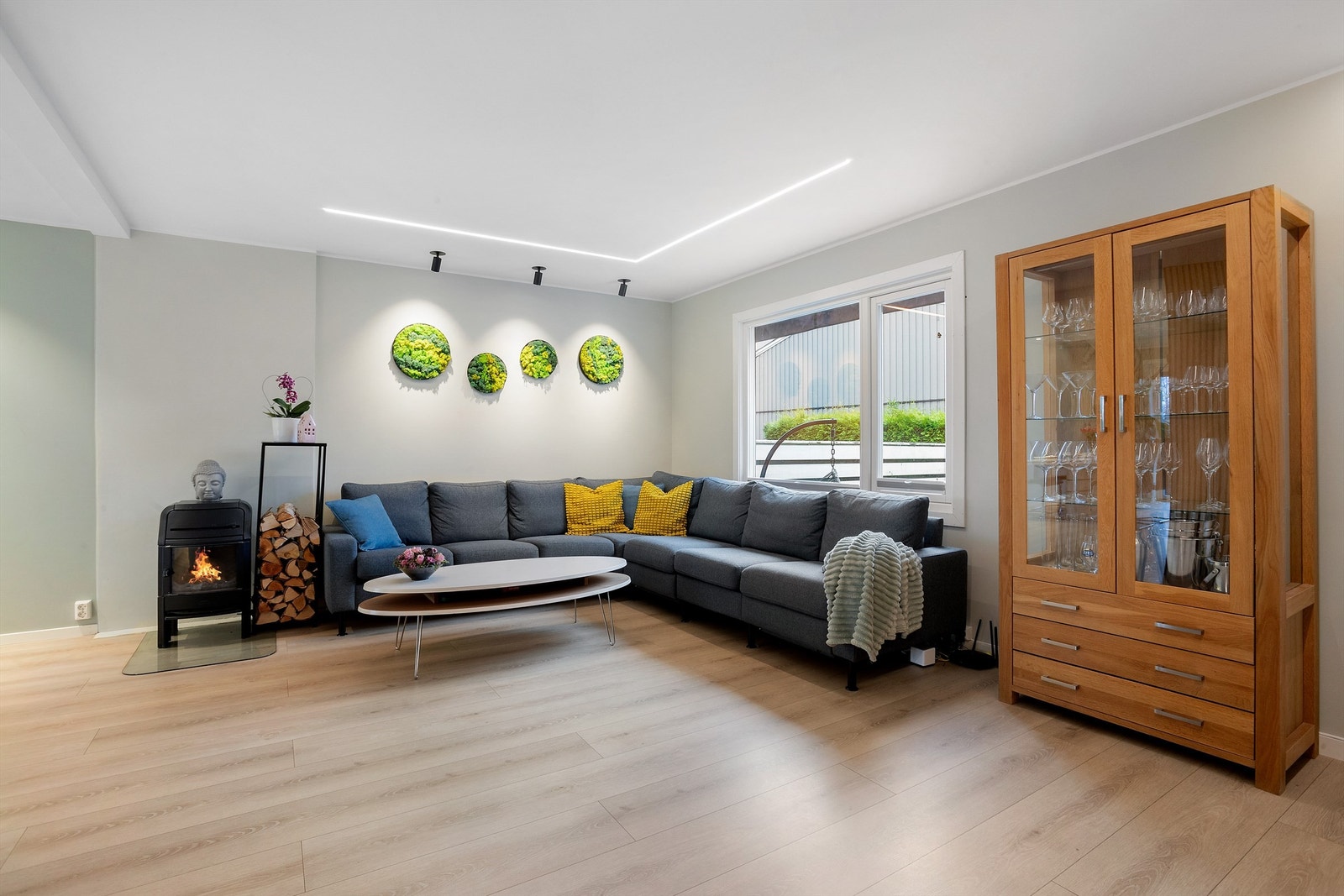 Det er laminatgulv og slette, malte tak- og veggflater Galleribilde