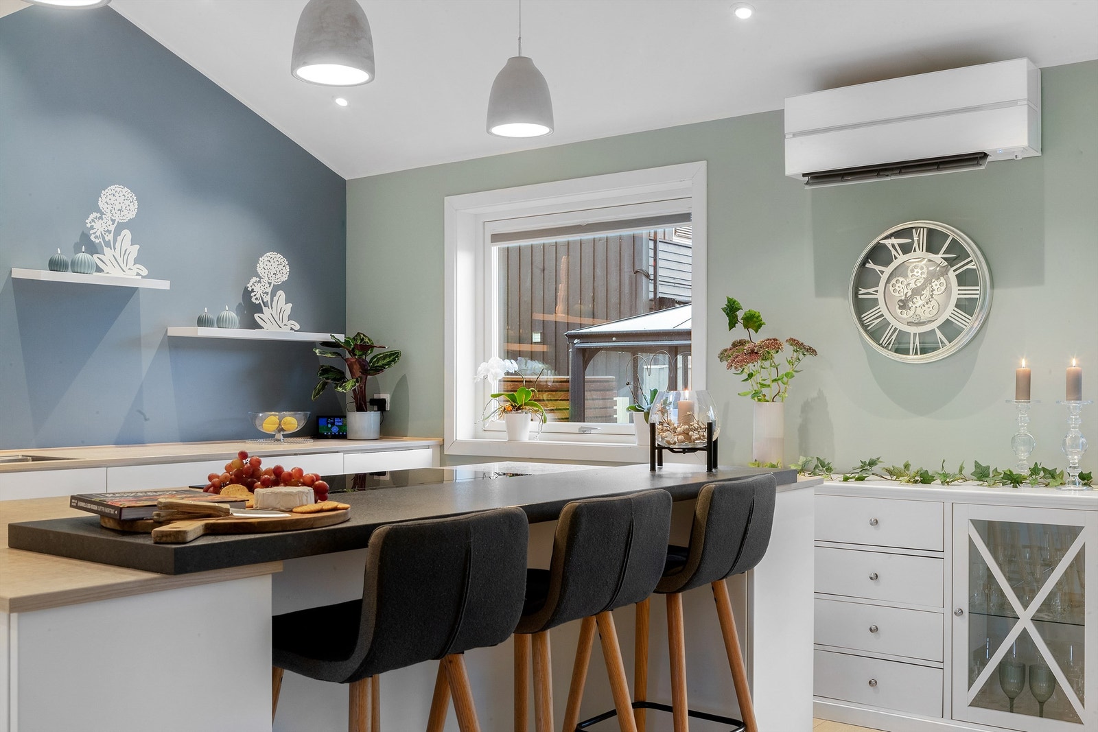 Kjøkkenet har åpen løsning mot stuen, med kjøkkenøy og barstoler som gjør det enkelt å være sosial mens man lager mat. Det er montert varmepumpe på kjøkkenet. Galleribilde