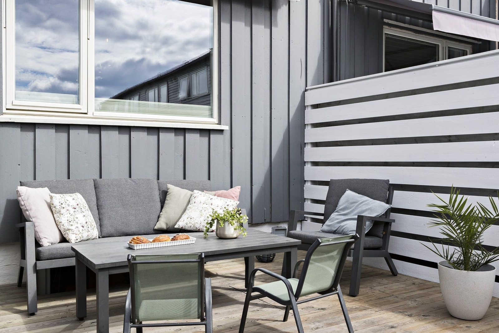 Vestvendt, usjenert uteplass ved inngangspartiet Galleribilde