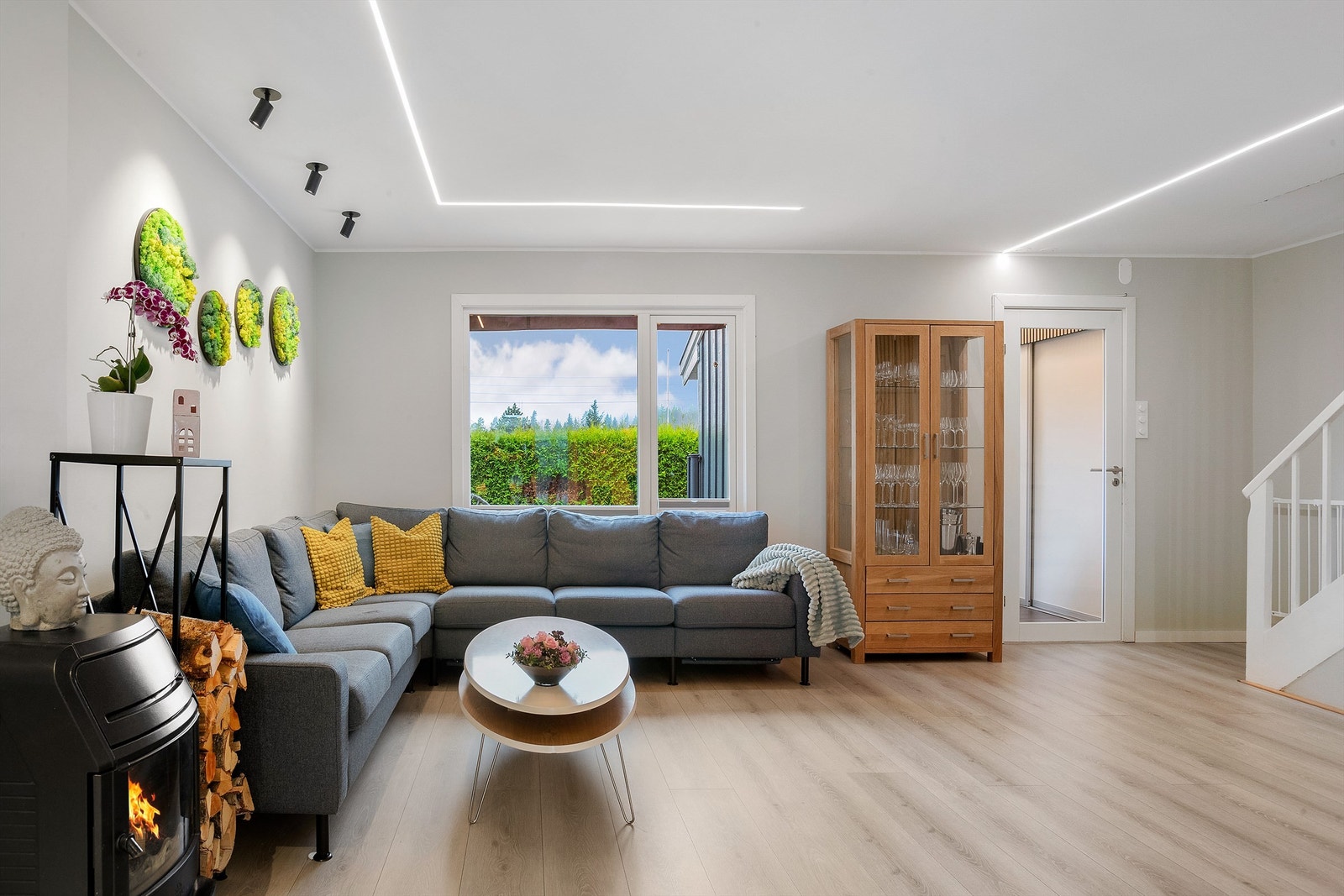 Boligen går over tre etasjer og har både vestvendt og østvendt markterrasse Galleribilde