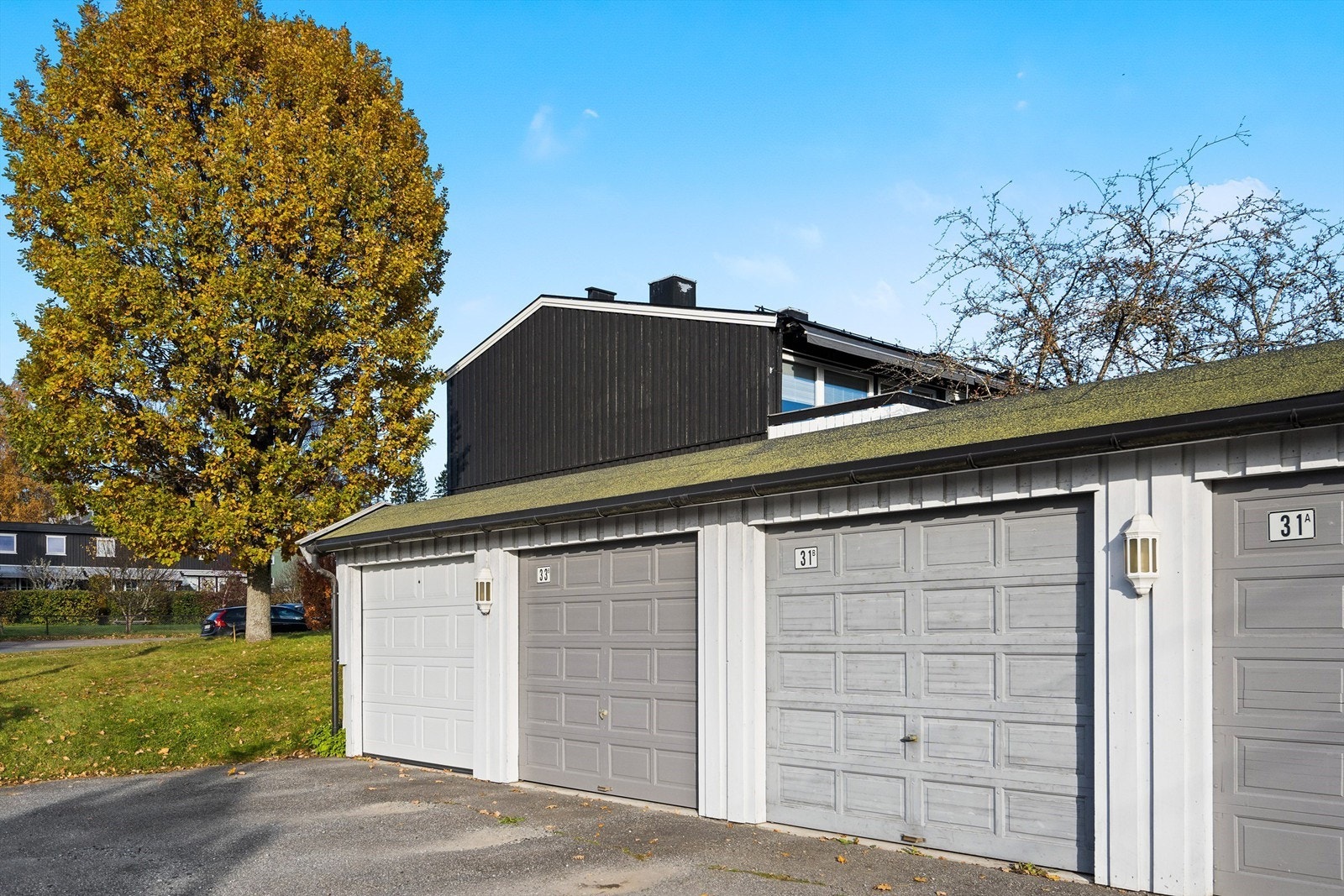 Boligen disponerer én garasjeplass med elbillader, i felles garasjerekke Galleribilde
