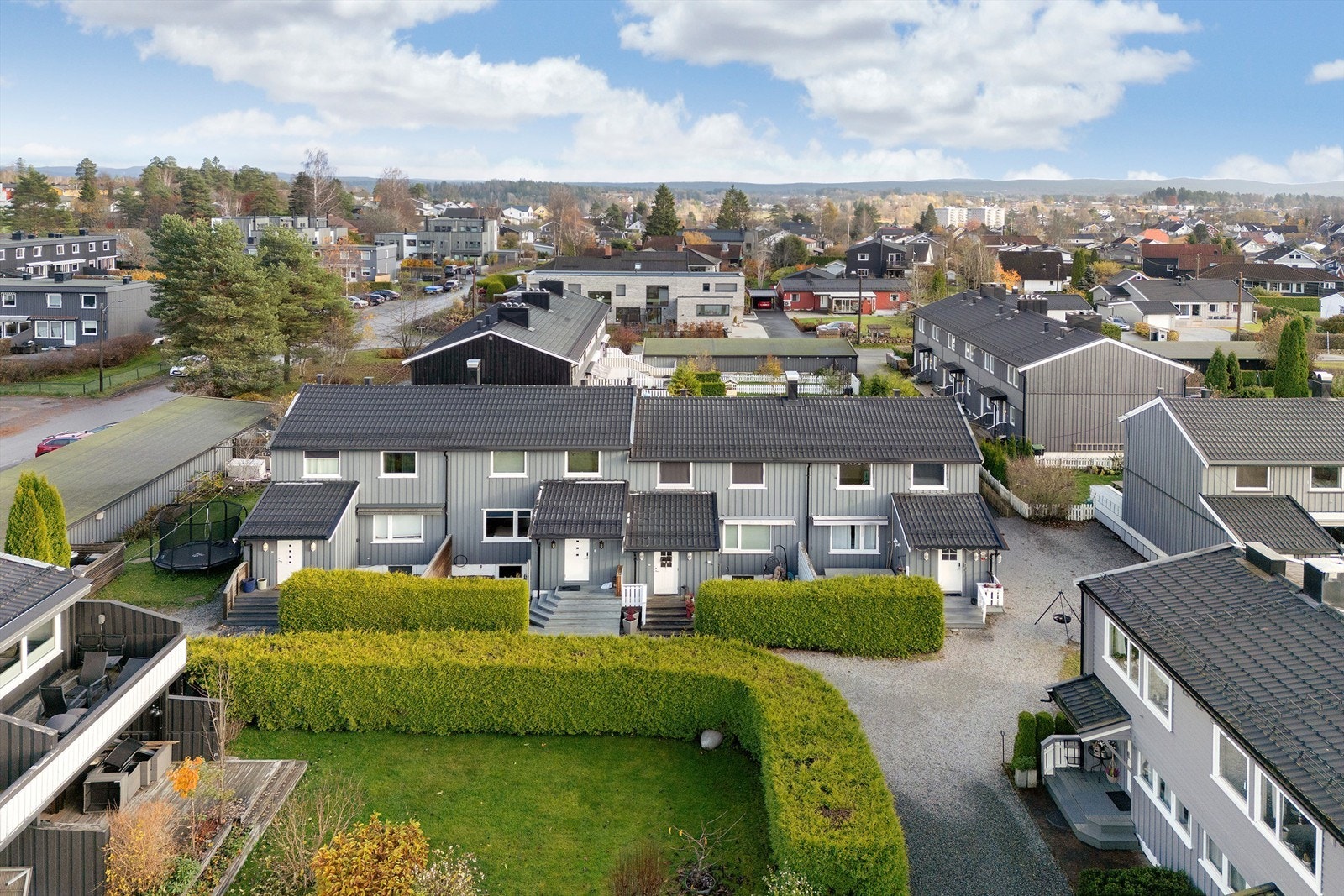 Rekkehuset har en attraktiv beliggenhet i et etablert og populært område, på Øvre Hebekk i Ski Galleribilde