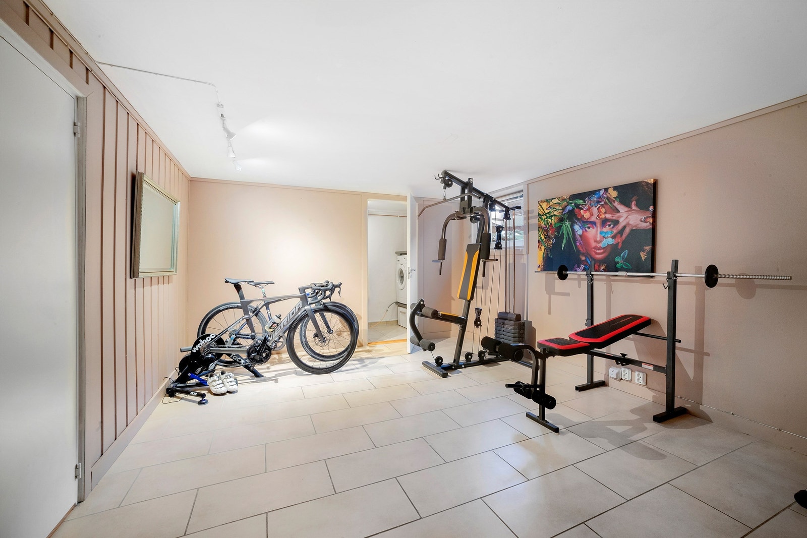 Treningsrom har flislagt gulv med varmekabler Galleribilde