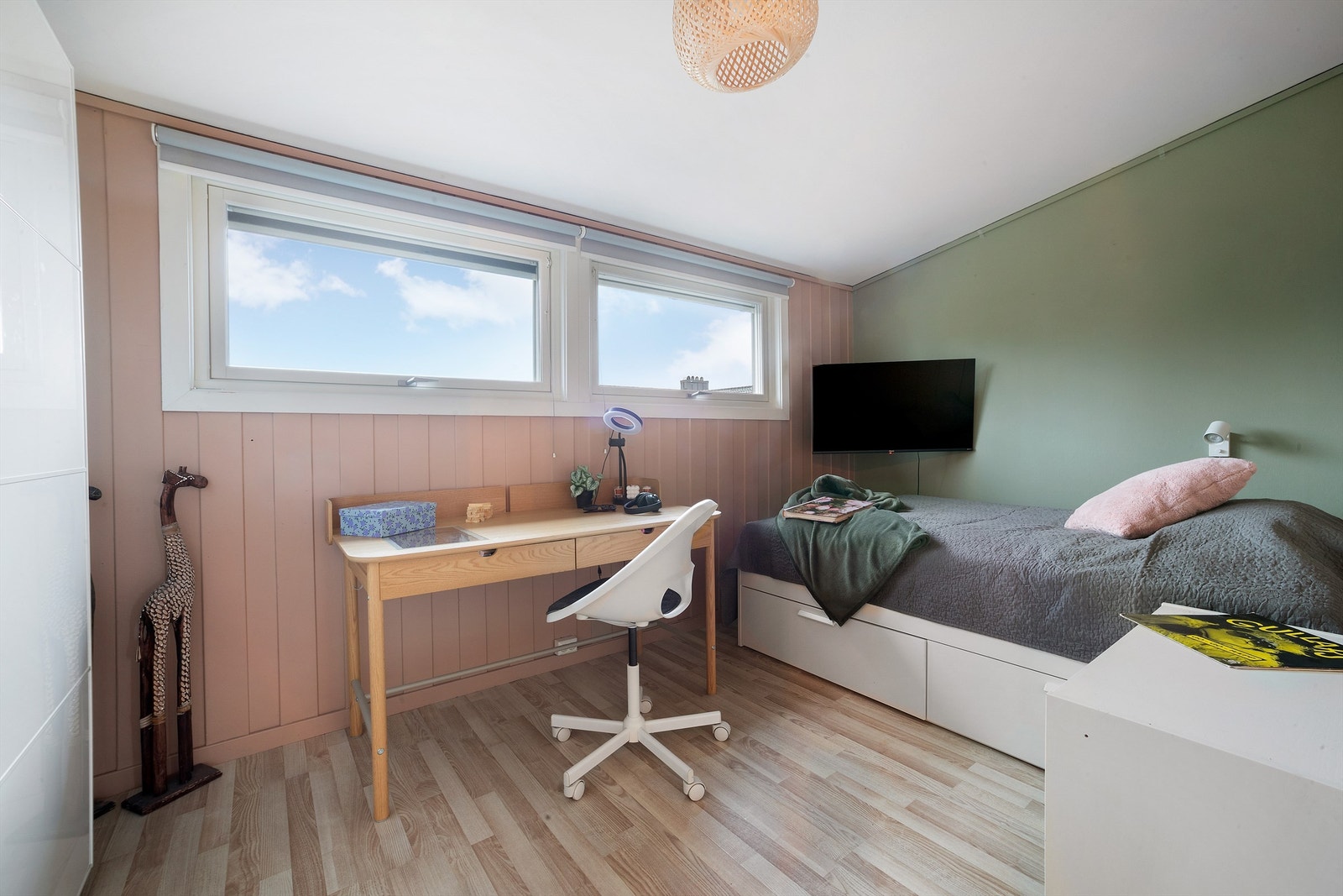 Soverommene kan innredes med seng, nattbord og skrivepult/sminkebord Galleribilde