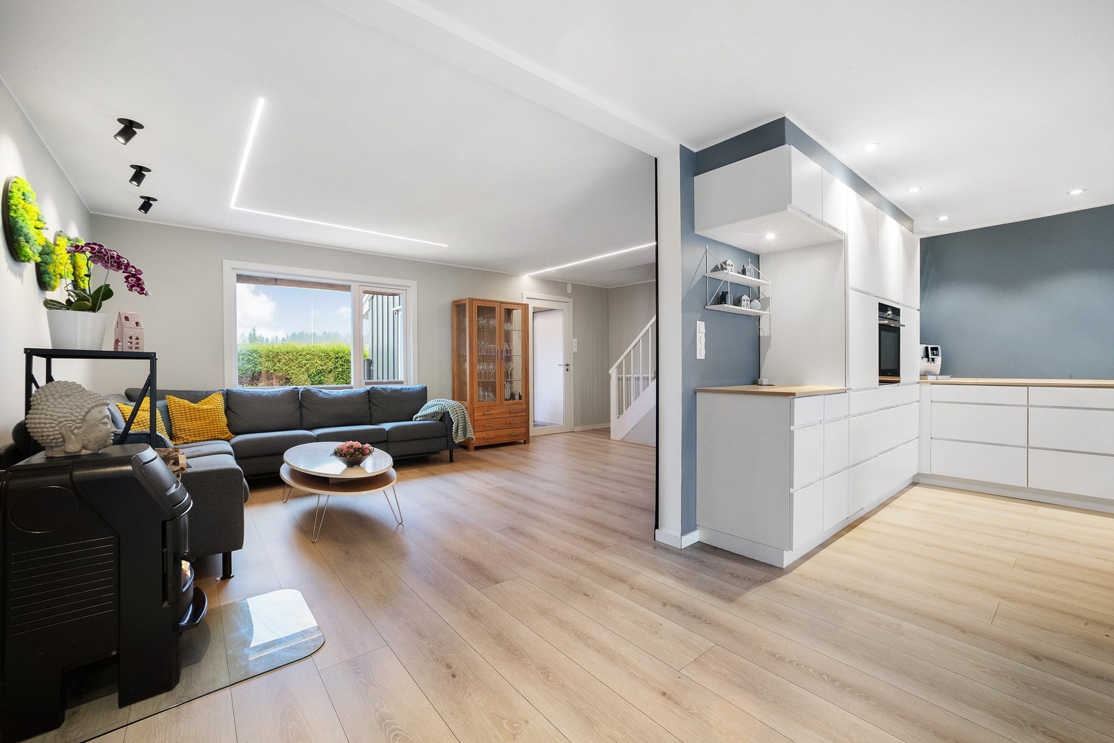 Kjøkken og stue er i en åpen løsning Galleribilde