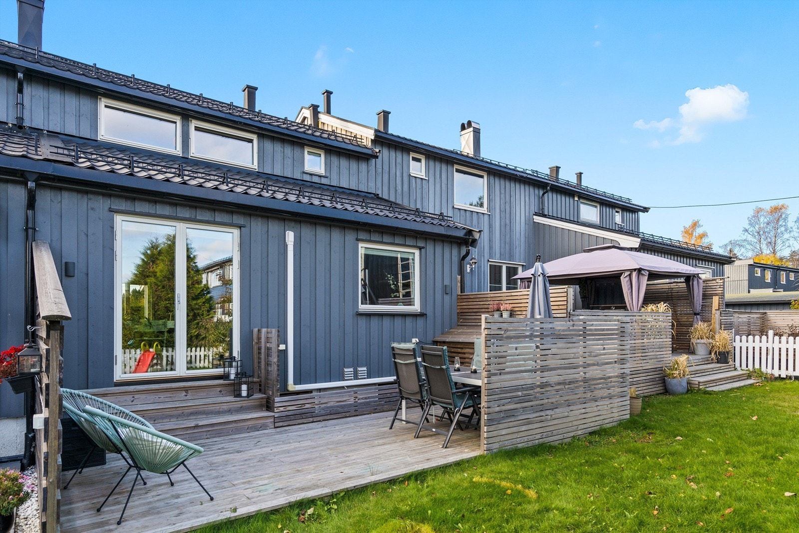 Fra terrassen er det adkomst til gressplen Galleribilde