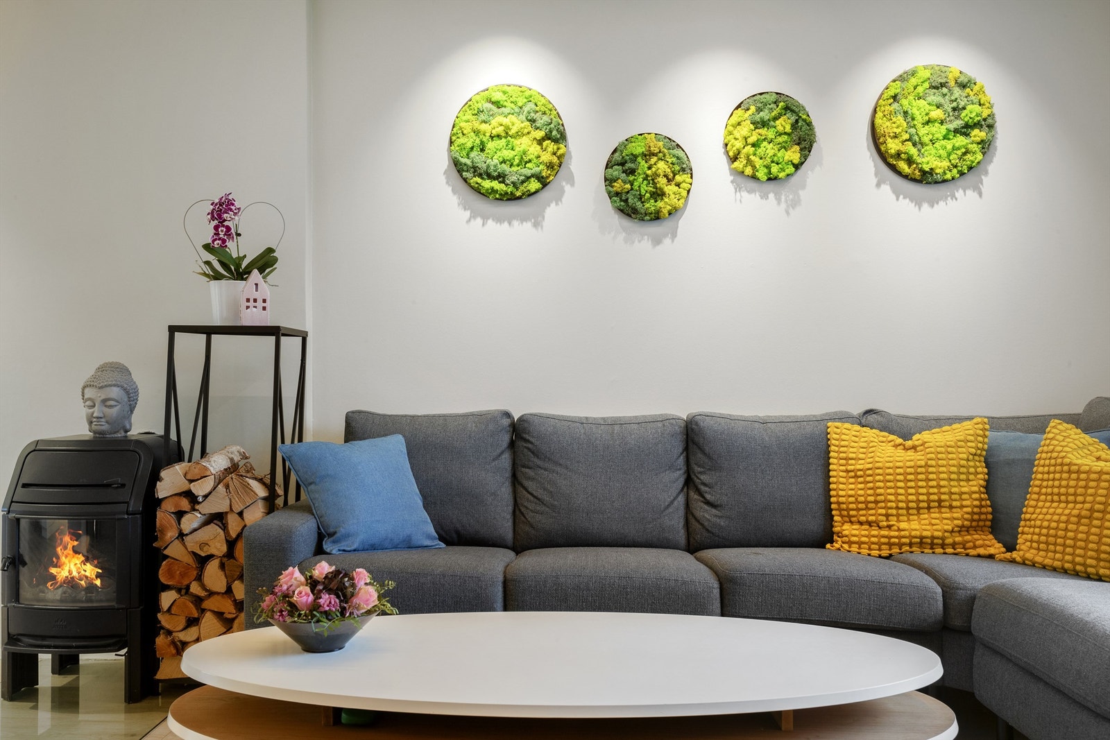 Mellom stue og kjøkken er det peisovn som varmer godt på kjølige dager Galleribilde