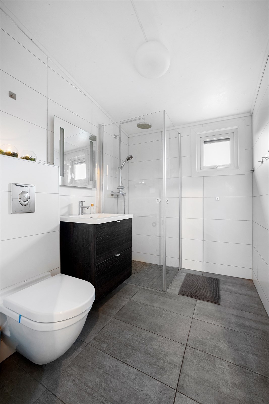 Boligen har to bad. Det ene badet ligger i 2. etasje, sammen med tre av soverommene. Galleribilde