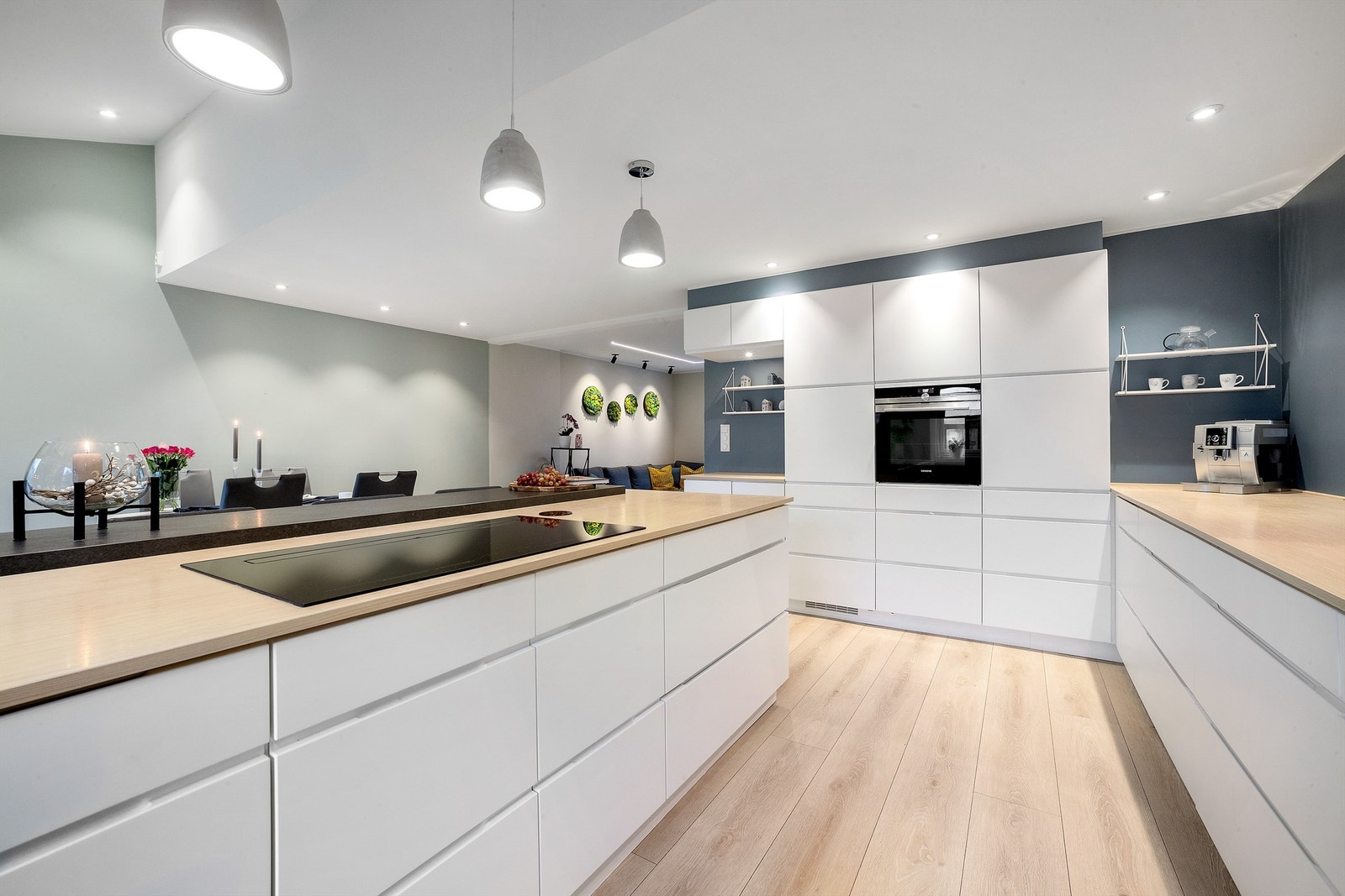 Romslig og moderne kjøkken med god takhøyde som skaper en luftig og innbydende atmosfære Galleribilde