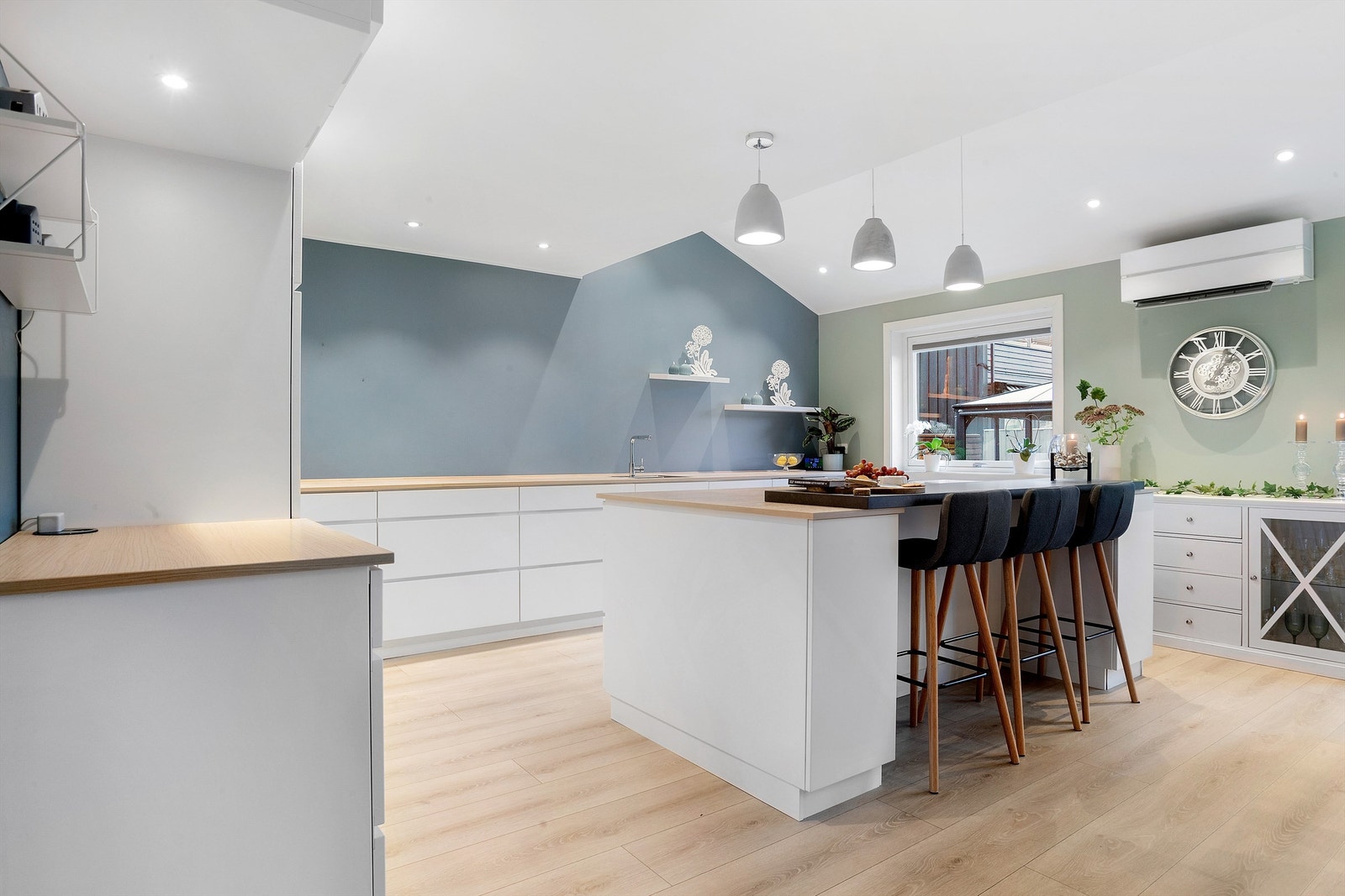 Kjøkkenet er godt utstyrt med integrerte hvitevarer som kjøleskap, fryseskap, oppvaskmaskin, stekeovn og nedsenket induksjonstopp med integrert ventilator og avtrekk ut Galleribilde