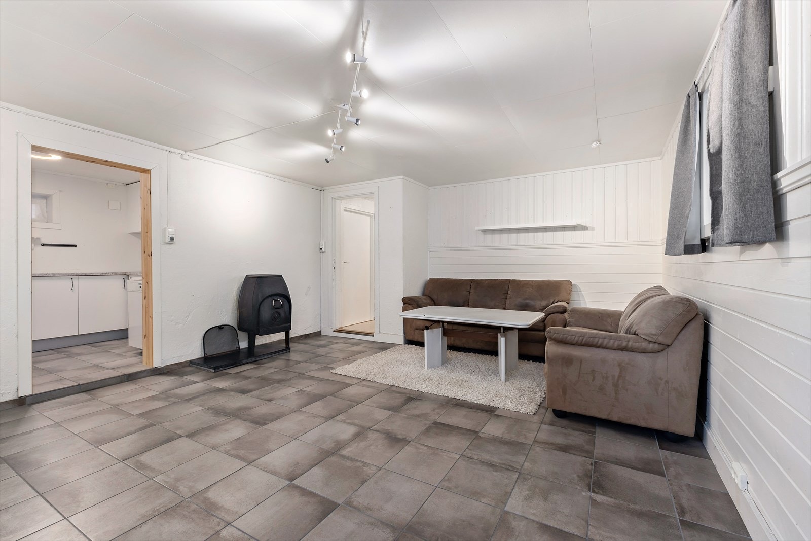 Kjellerstue, annen vinkel. Kjeller er ikke godkjent for varig opphold. Galleribilde