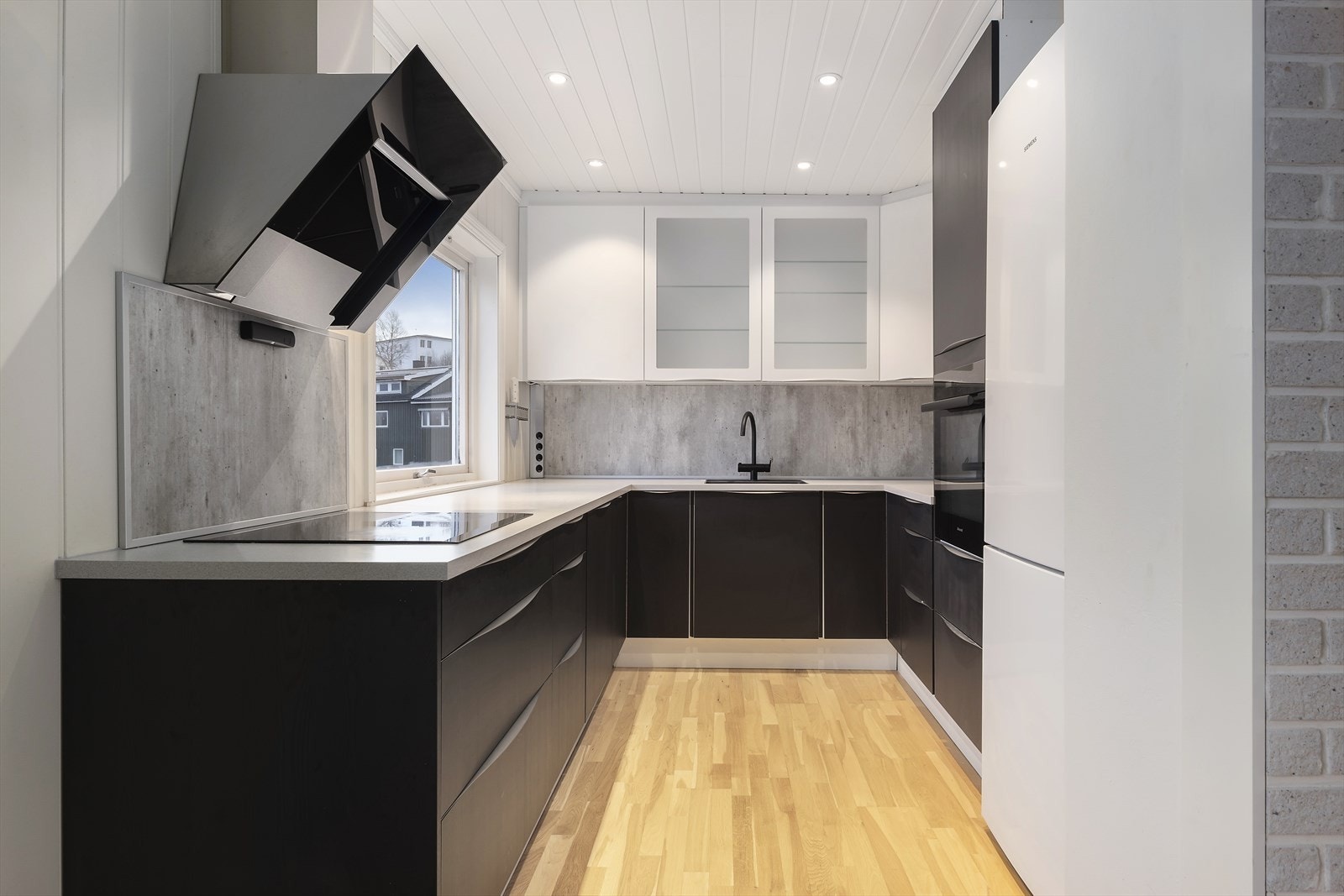 Kjøkkenet i 2.etasje er skikkelig lekkert og har hvitevarene inkludert. Galleribilde