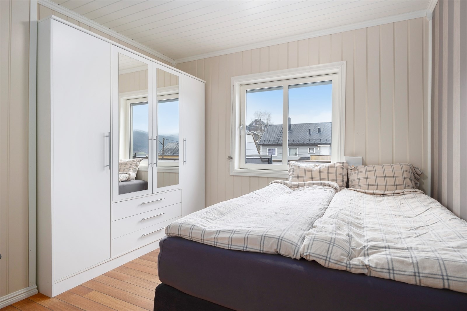 Det er 2 soverom i 2.etasje, dette er hovedsoverommet og innehar garderobeskap. Galleribilde