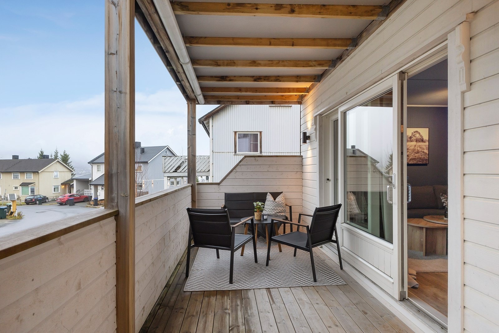 Altan som er romslig og forlenger sommer-og utesesongen. Galleribilde