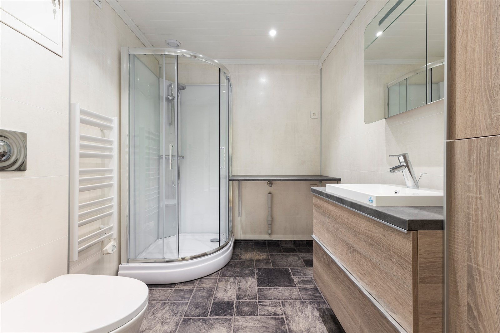 Som badet i 1.etasje er også dette i 2.etasje blitt oppusset. Galleribilde