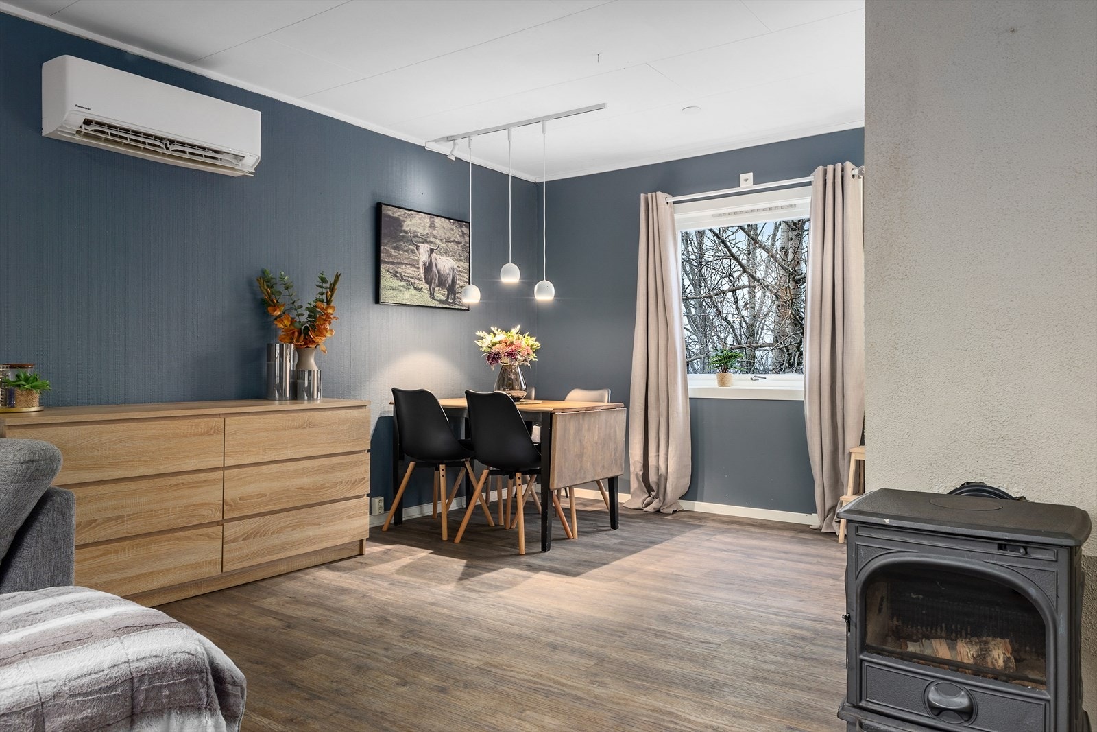 Spisestue i forbindelse med kjøkkenet. Galleribilde