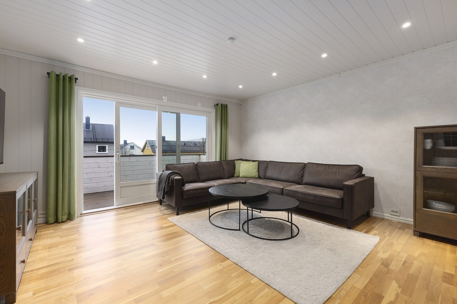 Stue 2.etasje. Også i denne etasjen er det skyvtettdør ut til romslig altan. Galleribilde