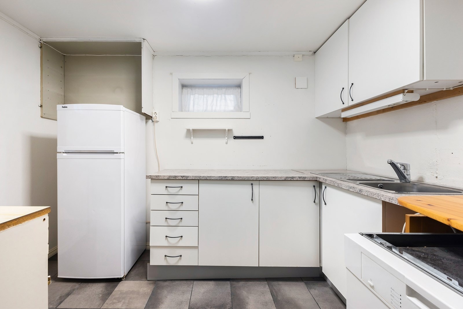 Kjøkken i kjelleretasje. Kjeller er ikke godkjent for varig opphold. Galleribilde