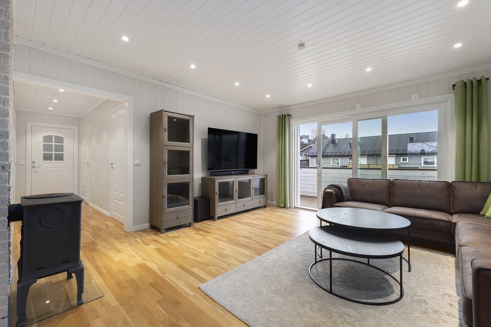 Stue 2. etasje. Også denne modernisert og har innmonterte ledspoter i taket. Galleribilde