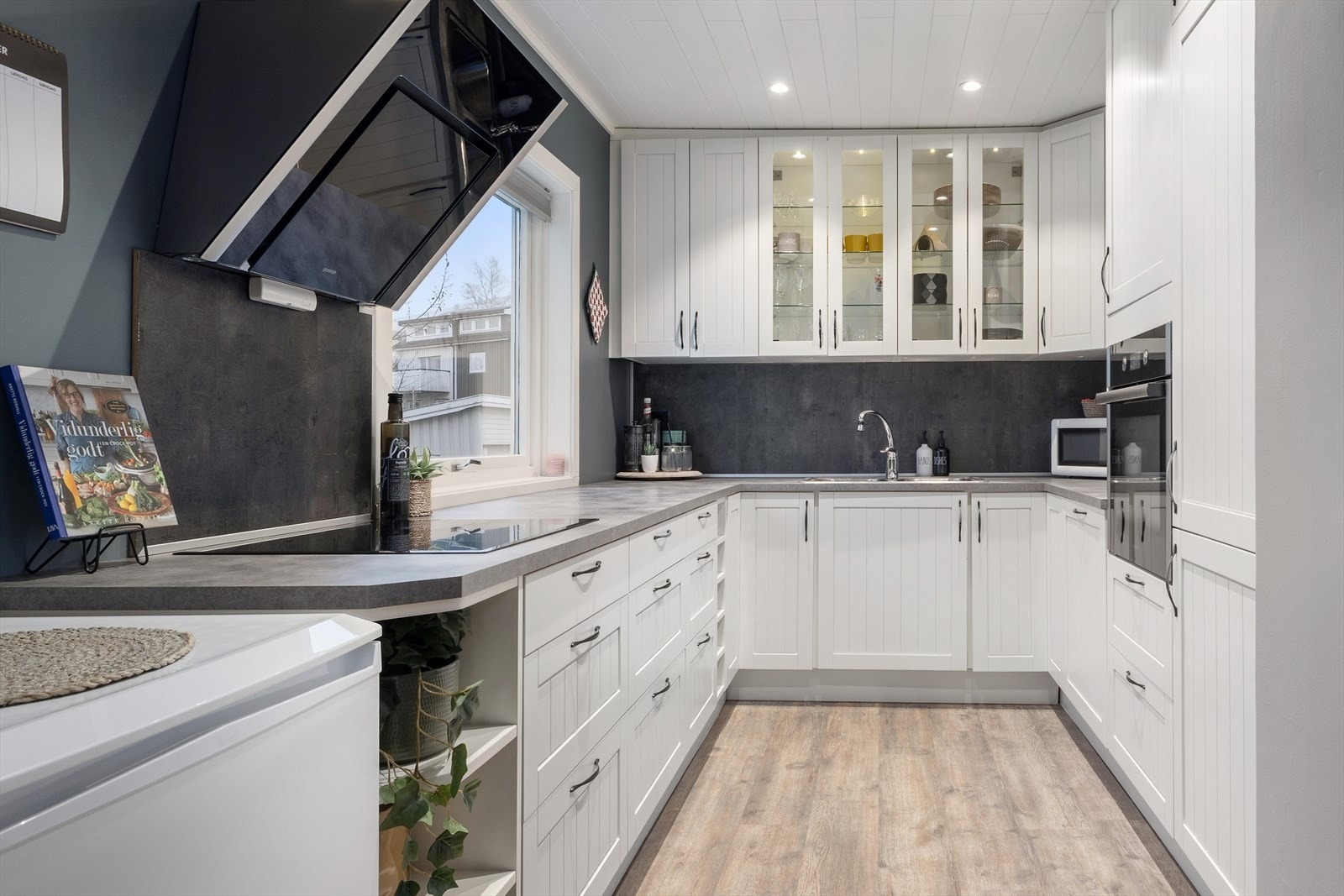 Flott stilfullt kjøkken der hvitevarene medfølger. Galleribilde