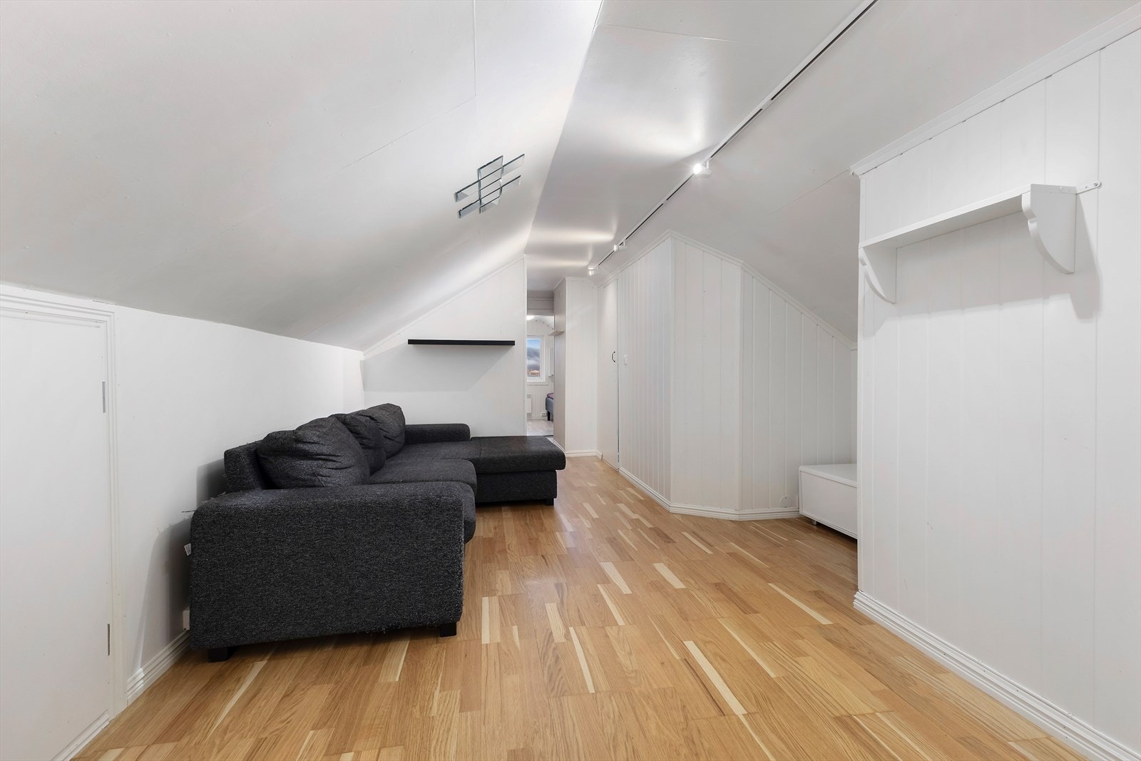 Stue i loftsetasje. Loft ikke godkjent for varig opphold. Galleribilde