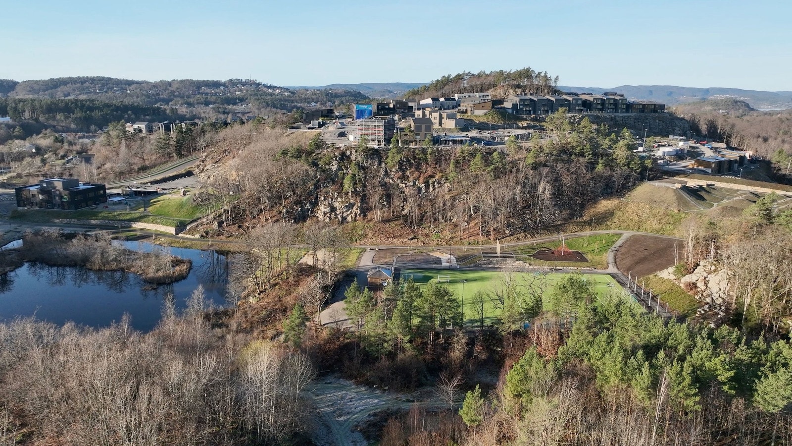 Barnehagen (400m unna) skimtes til venstre. Fotballbane og lekeplass. Galleribilde