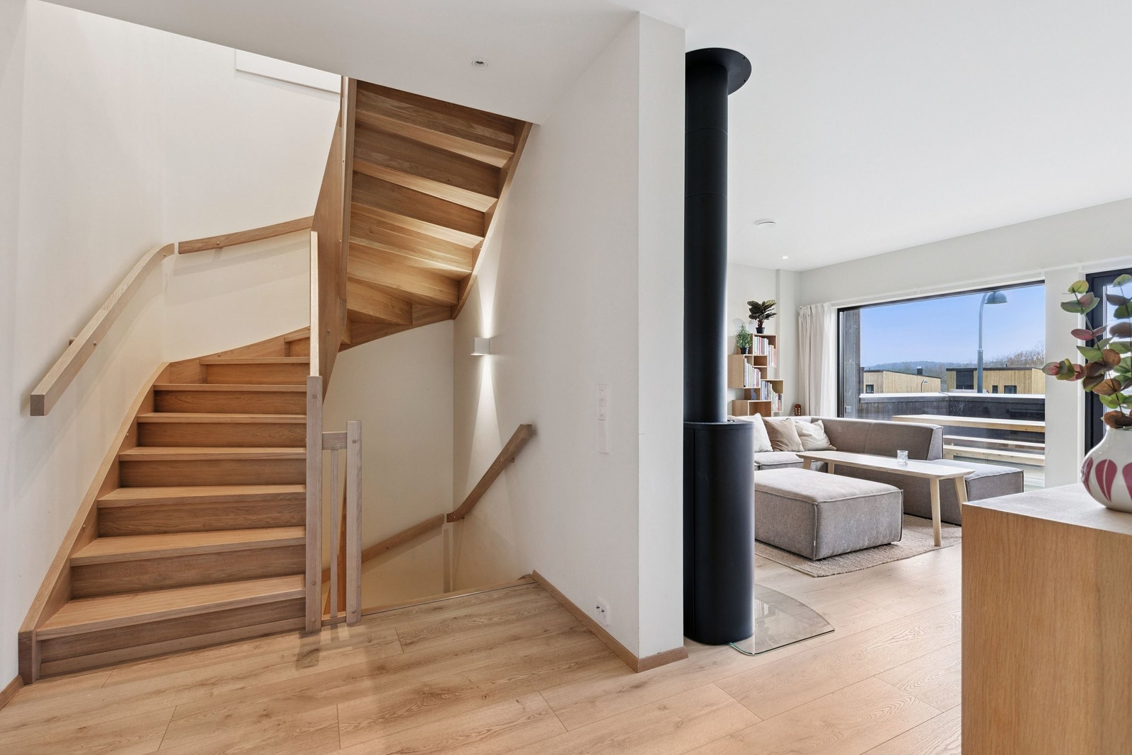 2. etasje - stue. Tett trapp her også, leker faller ikke ned. Galleribilde