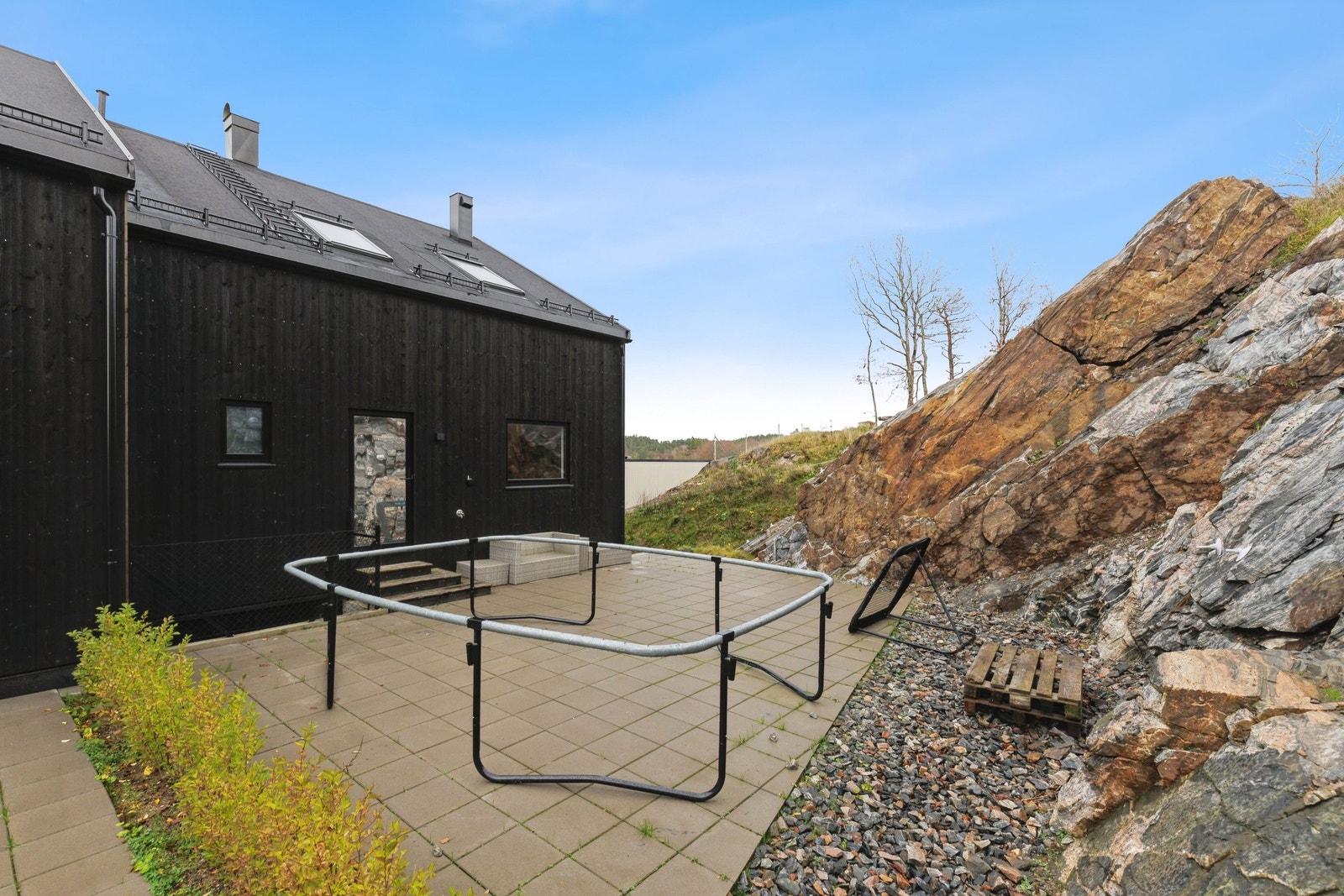 Uteområde på baksiden. God plass til stor trampoline. Inngang til andre etasje. Galleribilde