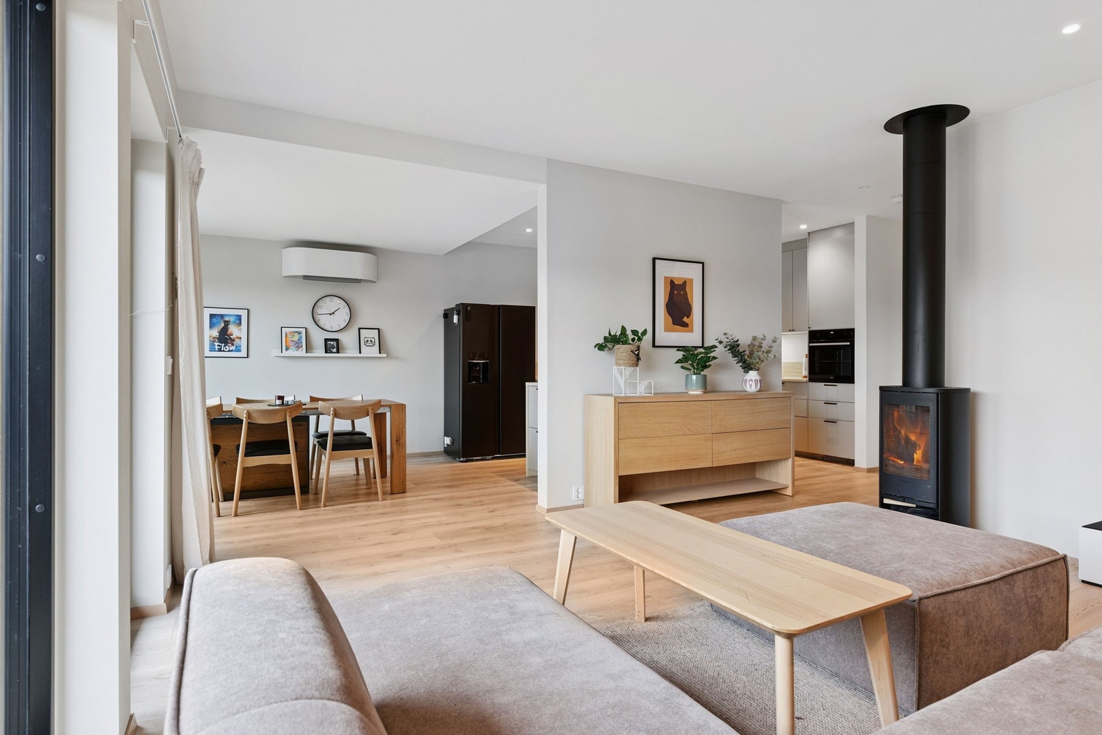 2. etasje - Stue. To varmekilder, peis og varmepumpe. Galleribilde