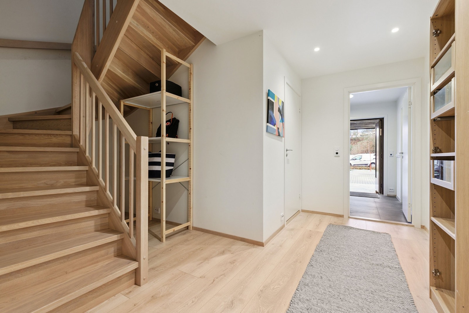 1. etasje - gang, dør til vaskerom og ut. God lagringsplass under tett trapp. Galleribilde