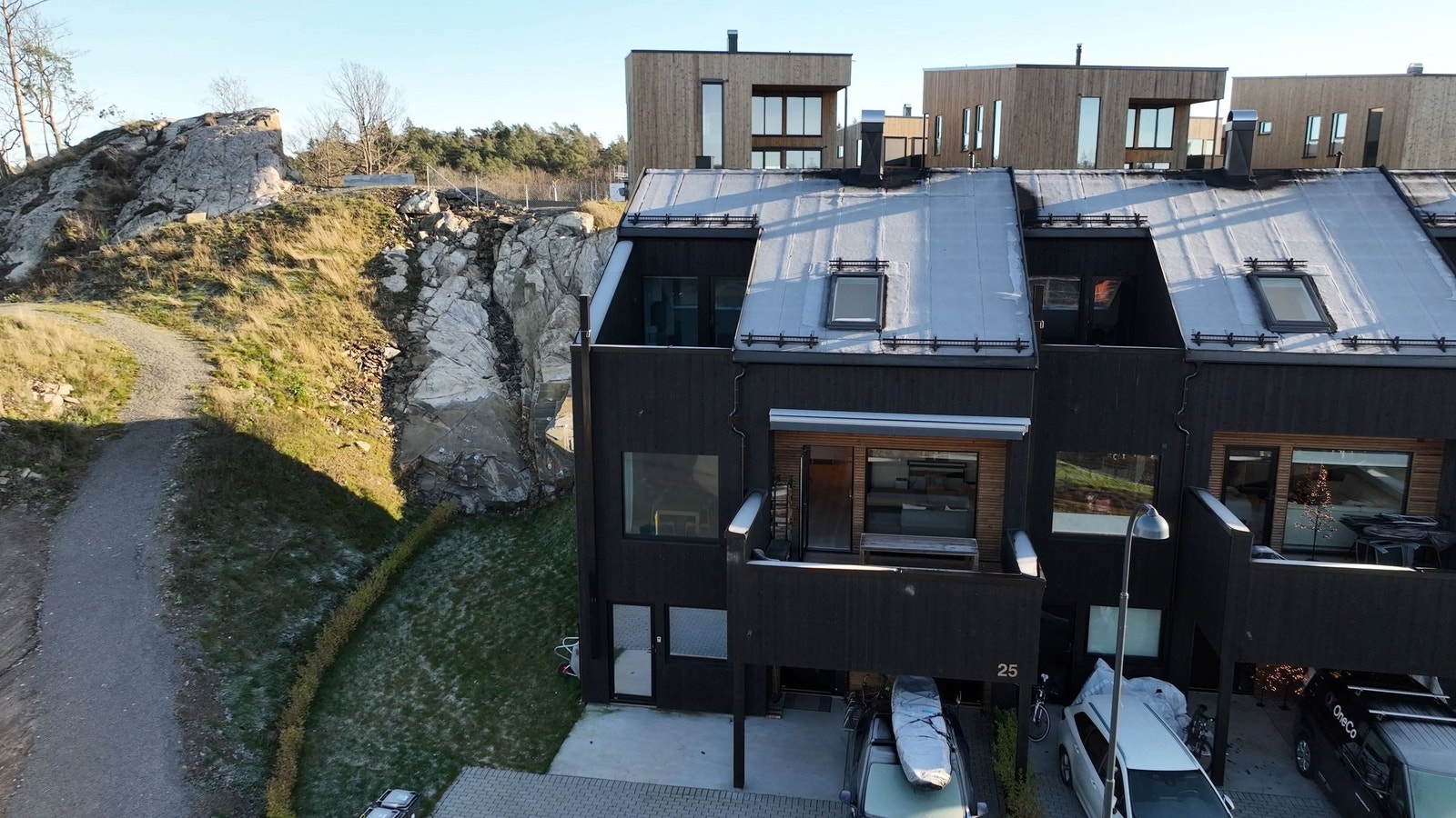 Uteområde fra forsiden. Parkeringsplass til tre biler. Galleribilde