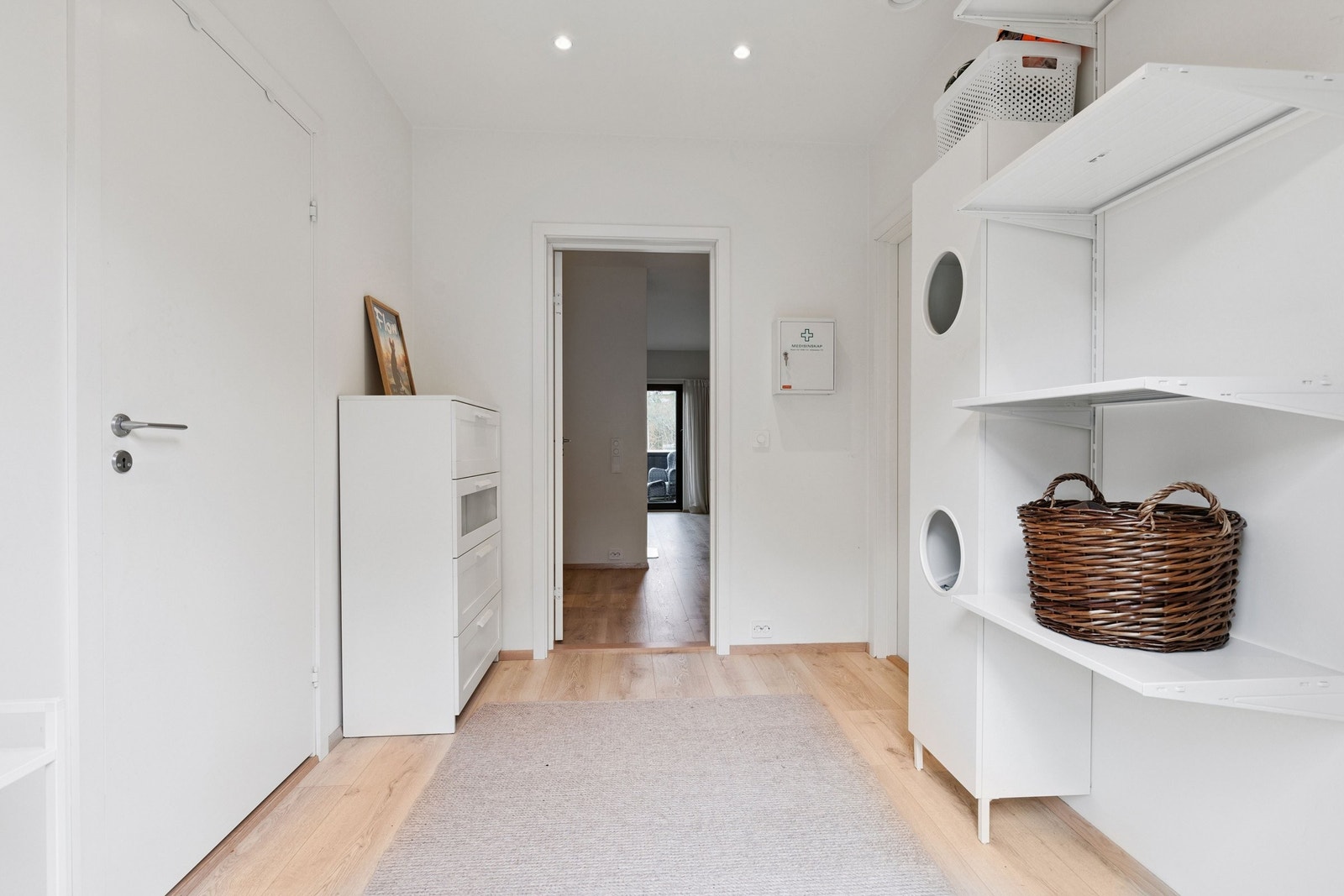 2. etasje - utgang til "bakgård". Bad til venstre og soverom til høyre. Galleribilde