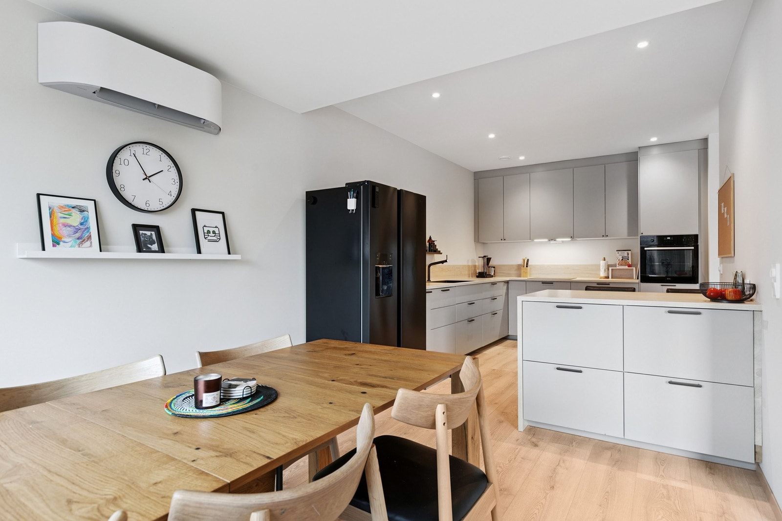 2. etasje - kjøkken. Diskre varmepumpe oppe til venstre. Galleribilde