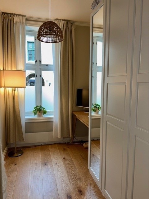 Kontor med skrivepult. Pc skjerm følger ikke med :) Galleribilde