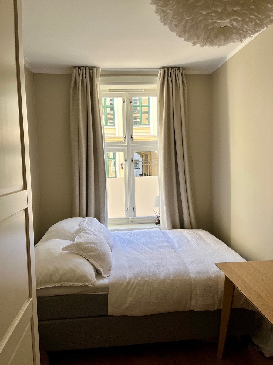 Soveromm med dobbelseng og garderobeskap Galleribilde