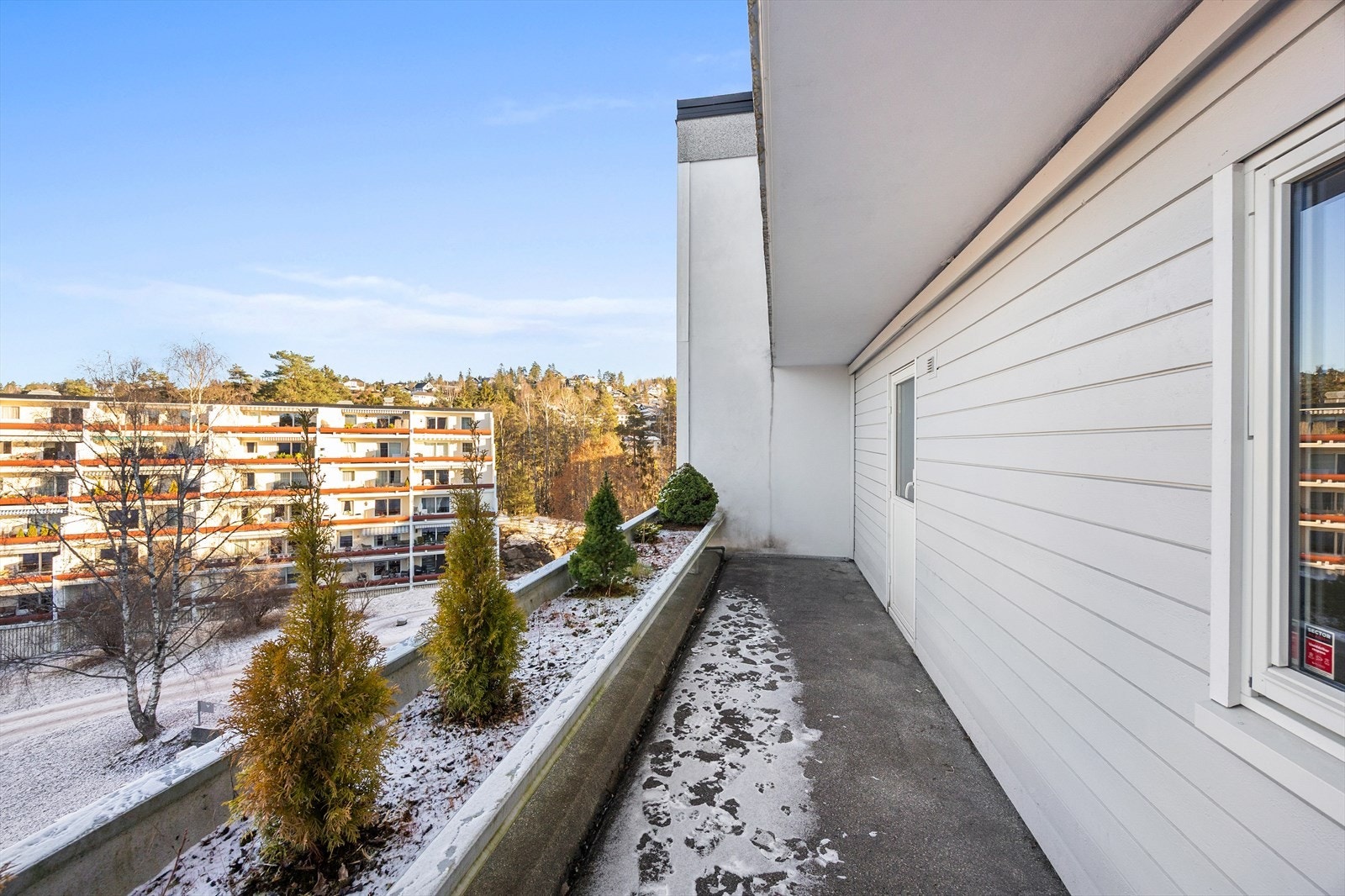 Balkongens rekkverk er utformet som en integrert blomsterkasse i betong. Galleribilde