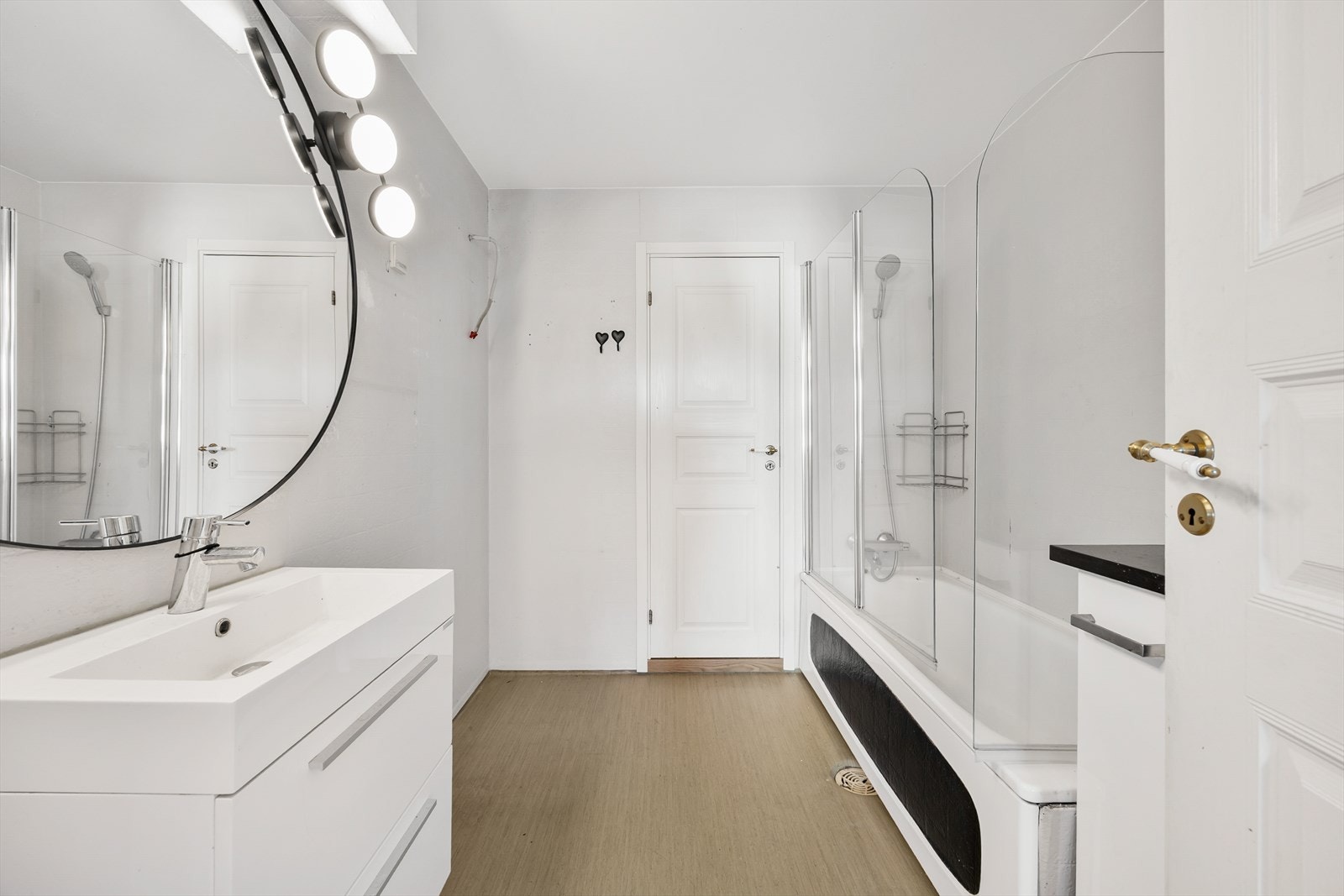 Badet i 5. etasje er utstyrt med badekar med dusjløsning og servantinnredning. Galleribilde