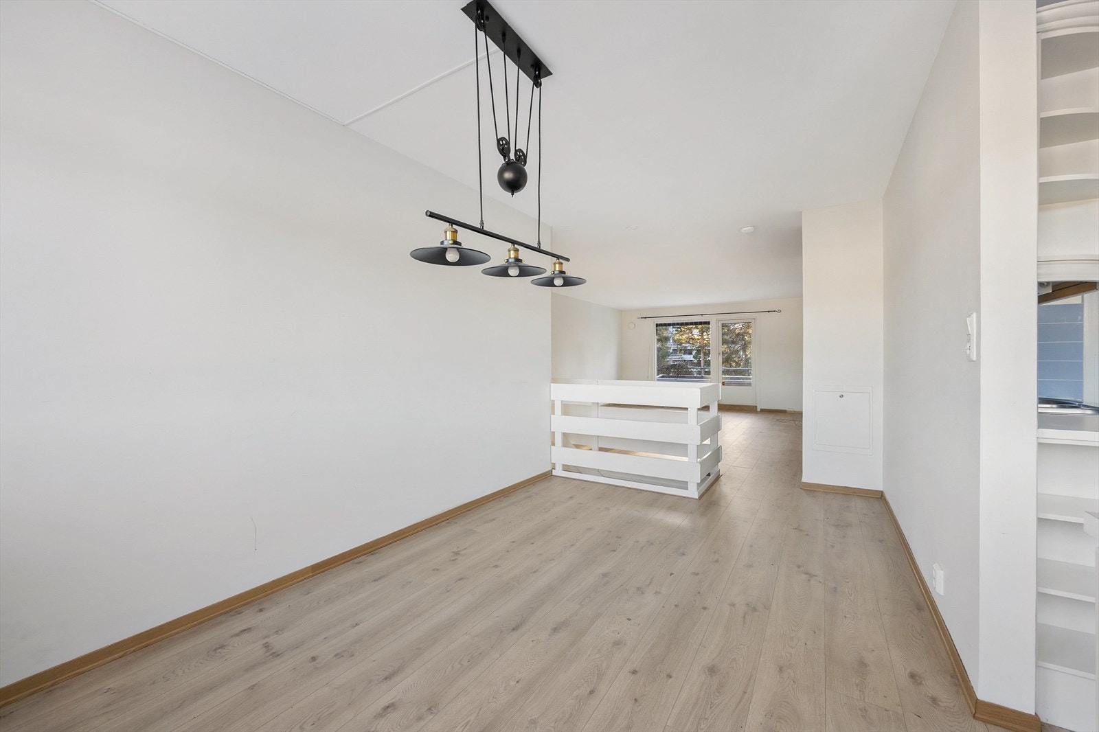 Hovedplanet har en romslig stue med god plass til både sofagruppe og spisebord. Galleribilde