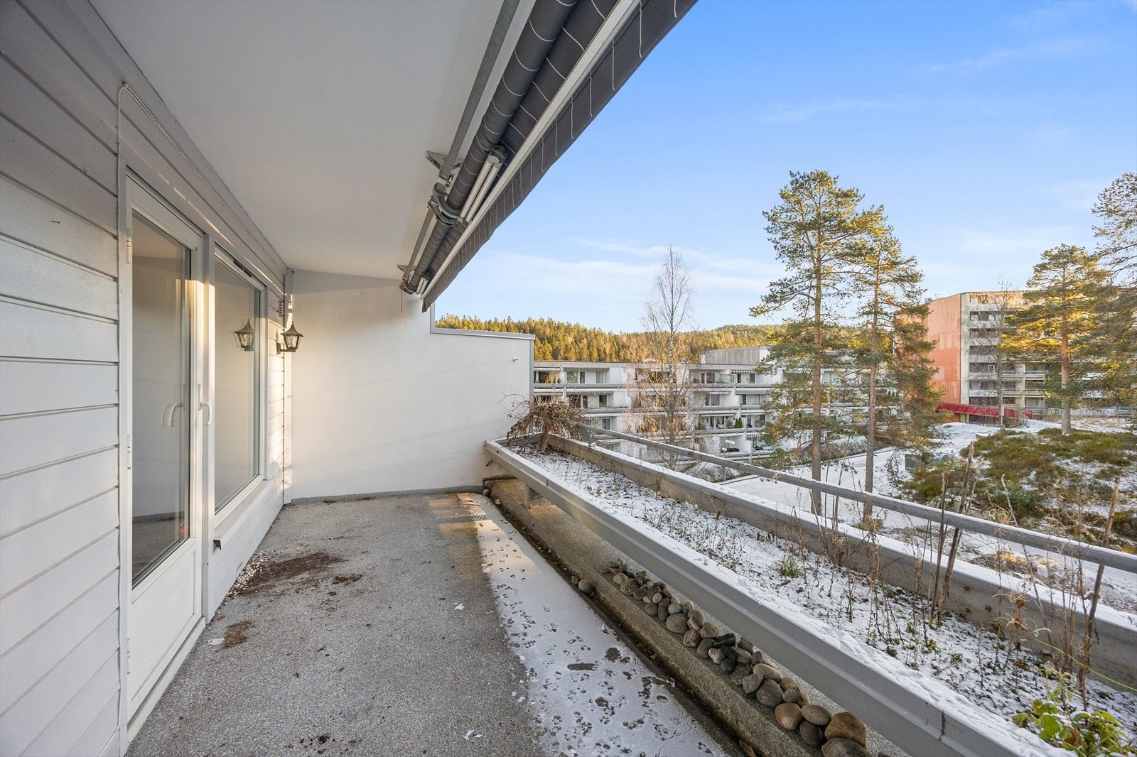 Her er det god plass til en sittegruppe for å nyte uteplassen. Galleribilde