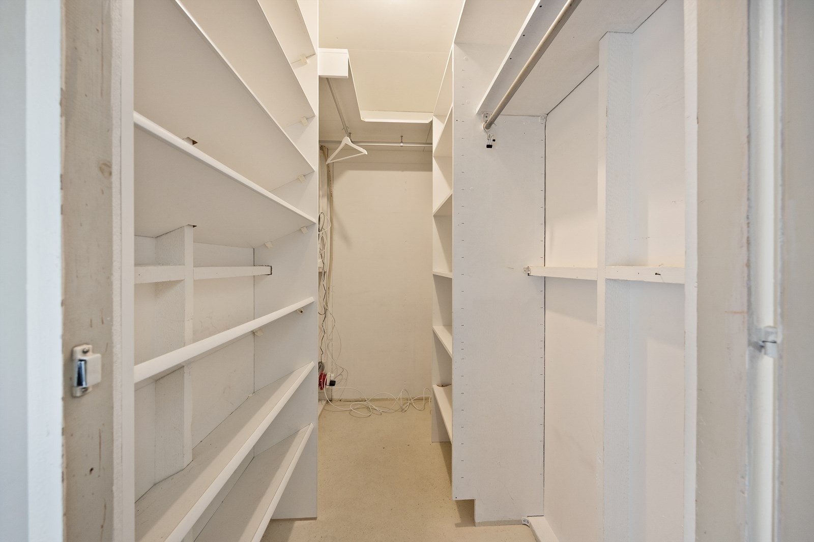 En praktisk intern bod i 4. etasje gir rikelig med lagringsplass. Galleribilde