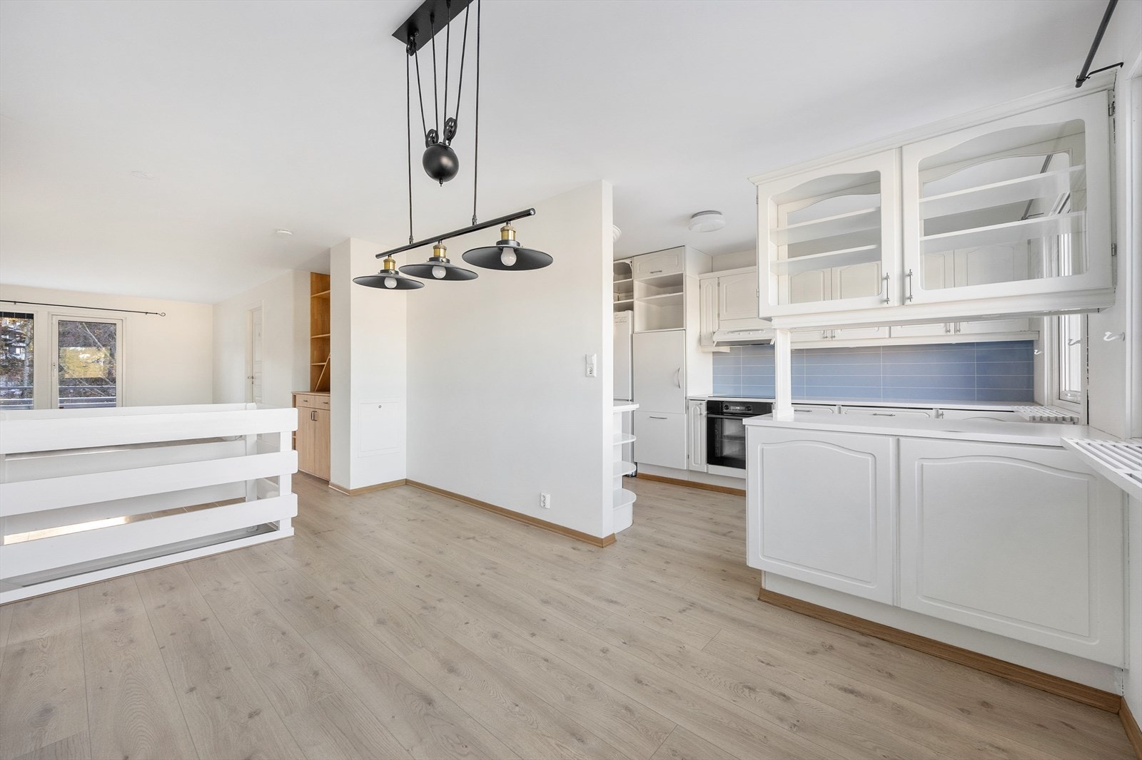 Kjøkkenet ligger i delvis åpen løsning mot stuen, noe som skaper en sosial sone. Galleribilde