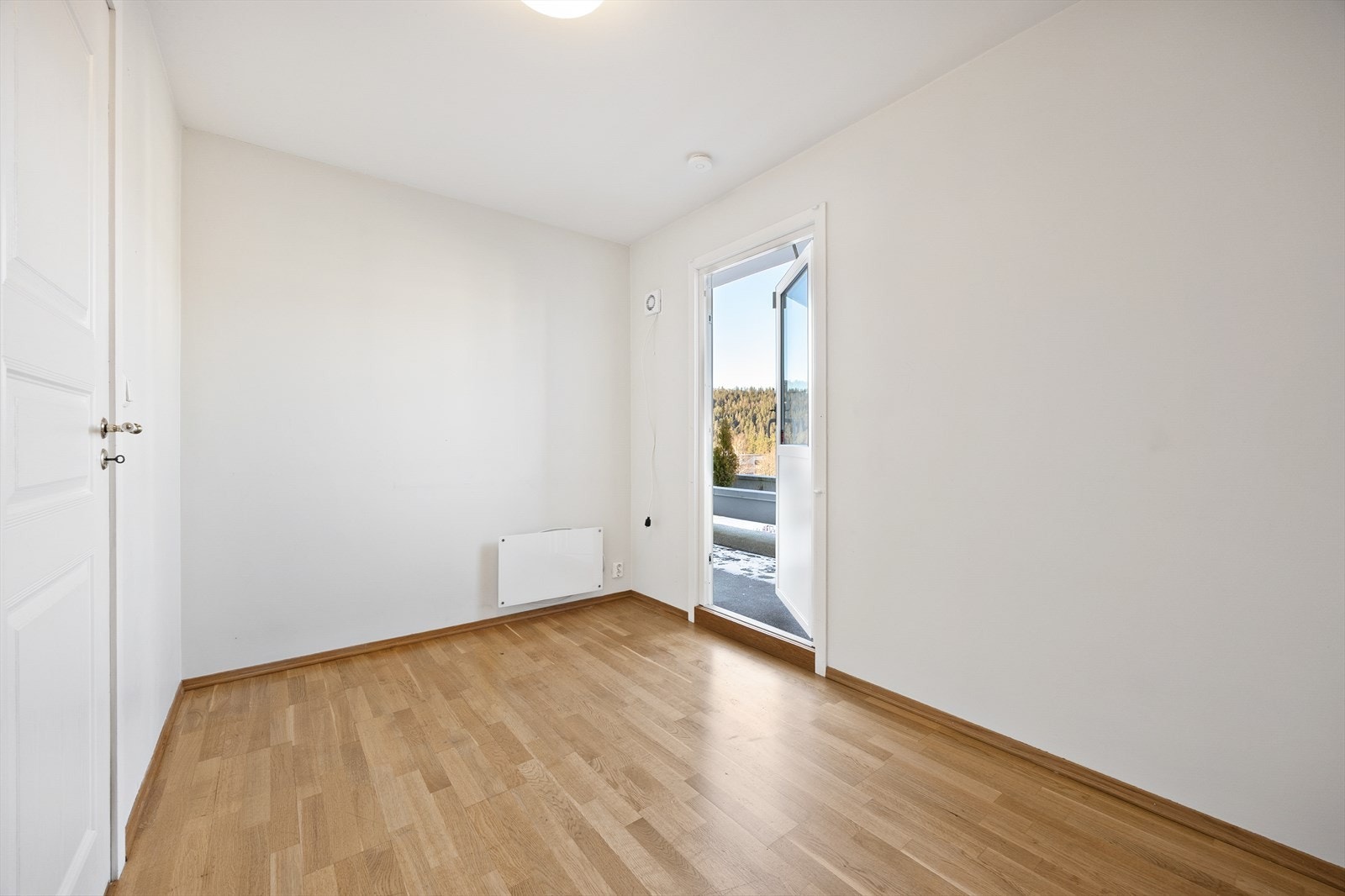 Det ene soverommet i denne etasjen har direkte utgang til en romslig balkong. Galleribilde