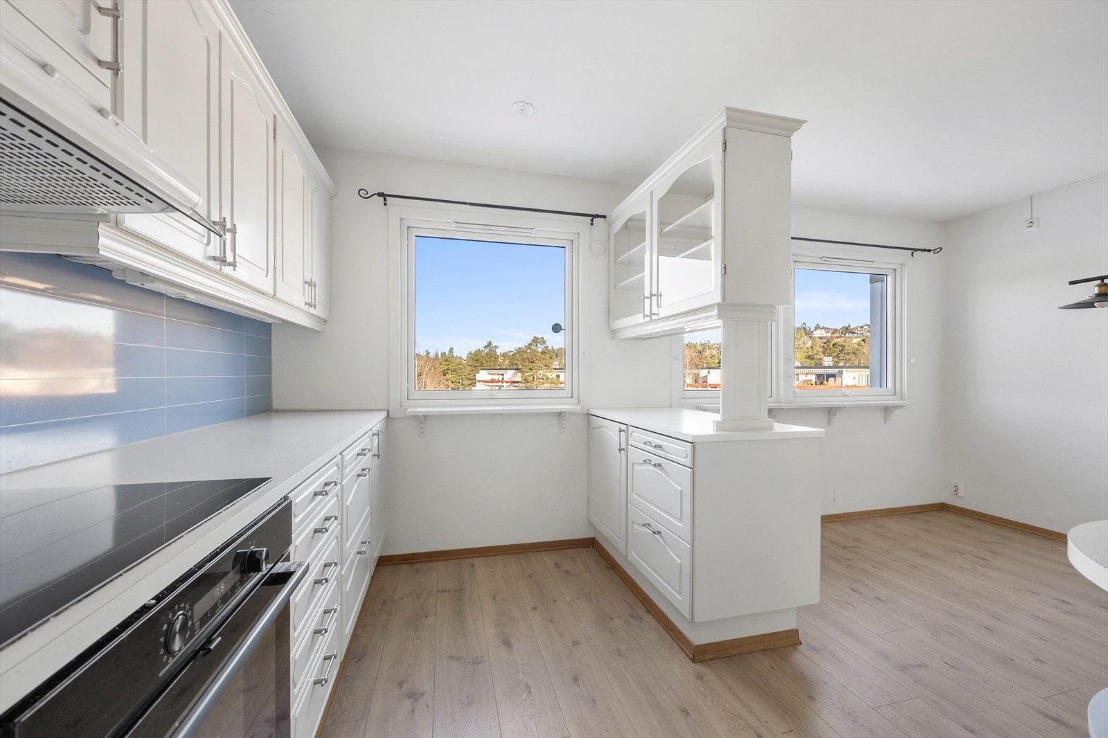 Kjøkkenet har innredning med profilerte fronter og laminat benkeplate. Galleribilde