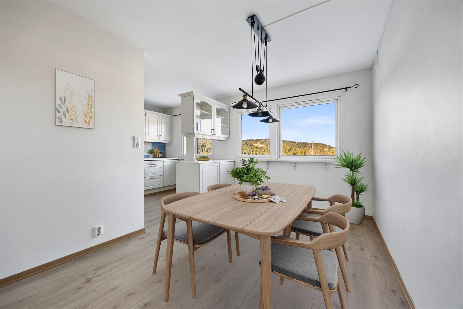 Spiseplassen har godt med dagslys og utsikt over nærområdet. Galleribilde