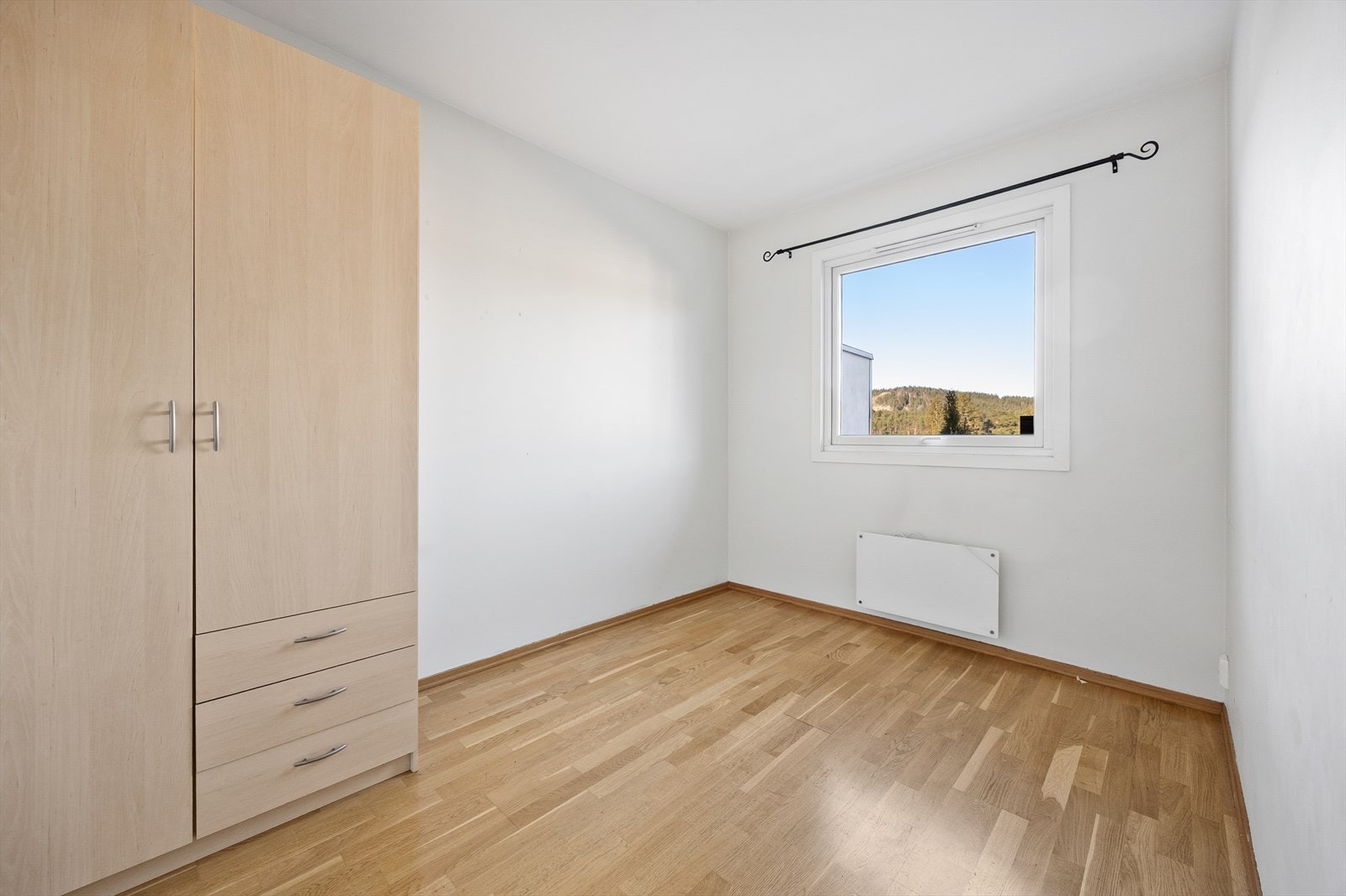 Leiligheten har totalt fire gode soverom, hvorav to er plassert i denne etasjen. Galleribilde