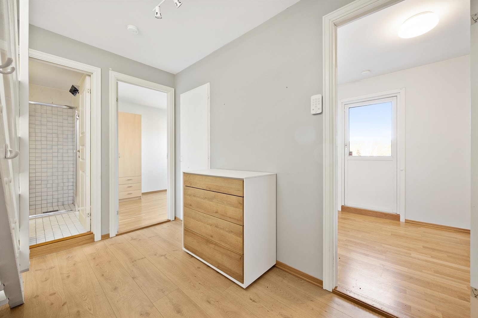 Fra hallen i 4. etasje er det adkomst til etasjens to soverom og bad. Galleribilde