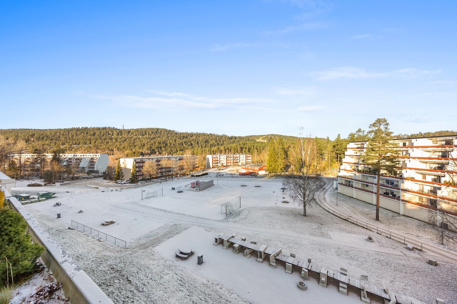 Utsikt mot borettslagets rolige fellesområder og Vestliskogen ballplass. Galleribilde